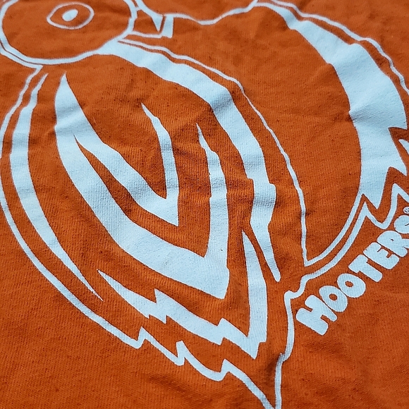 Hooters Unisex Graphic T-Shirt Orange Owl Logo - Picture 2 of 4